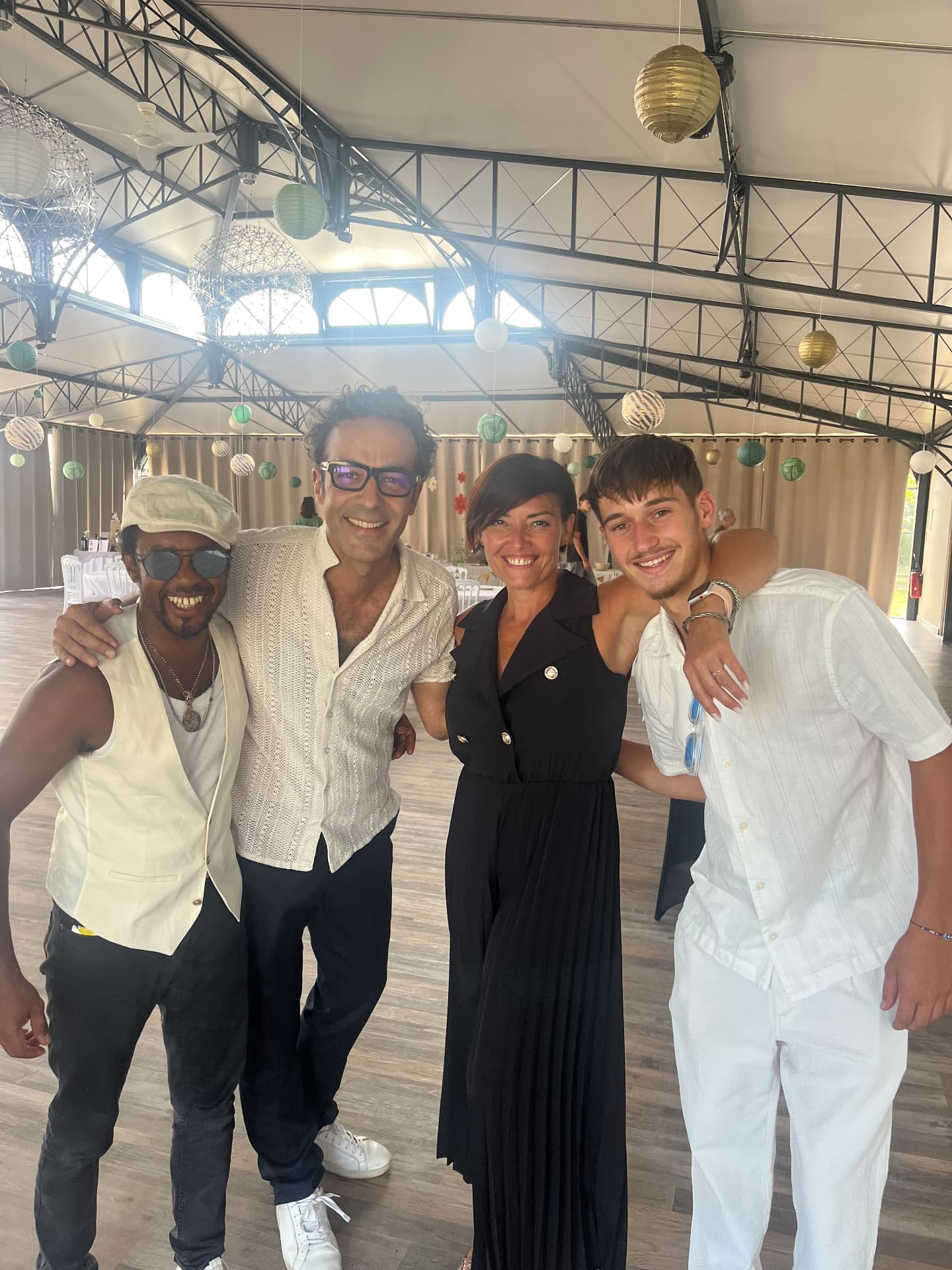 DJ Huko avec des invités lors d'une réception