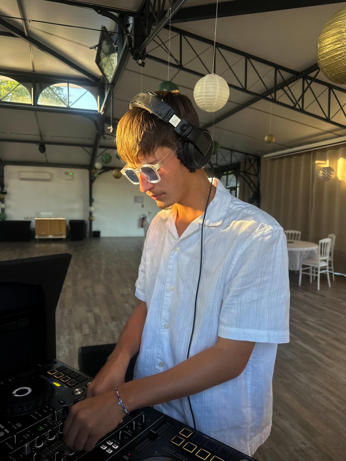 DJ Huko en prestation lors d'un mariage
