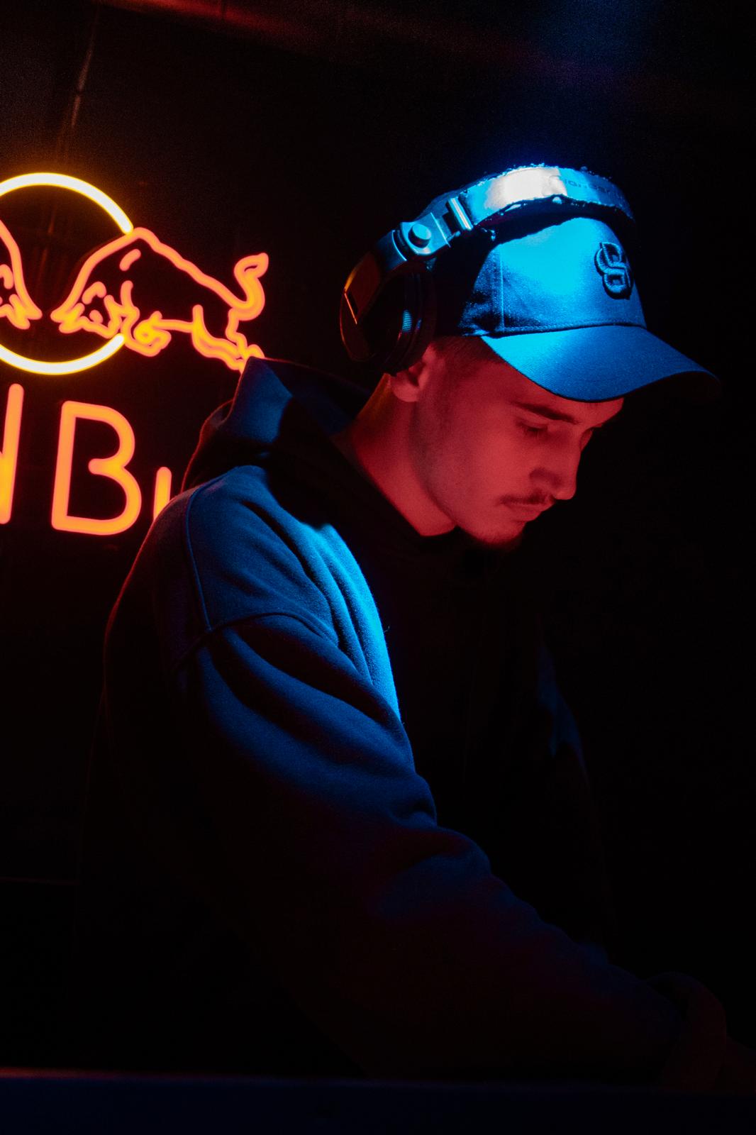 DJ Huko de profil aux platines en club