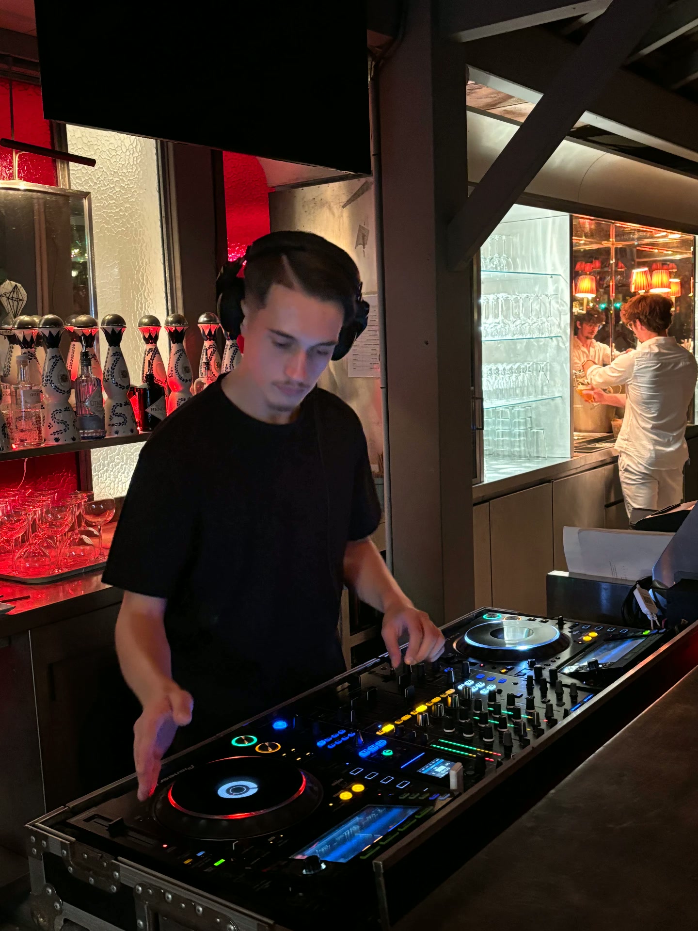 DJ Huko aux platines en club