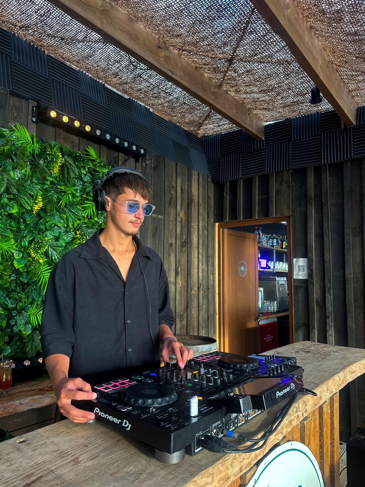 DJ Huko en set sous une paillote