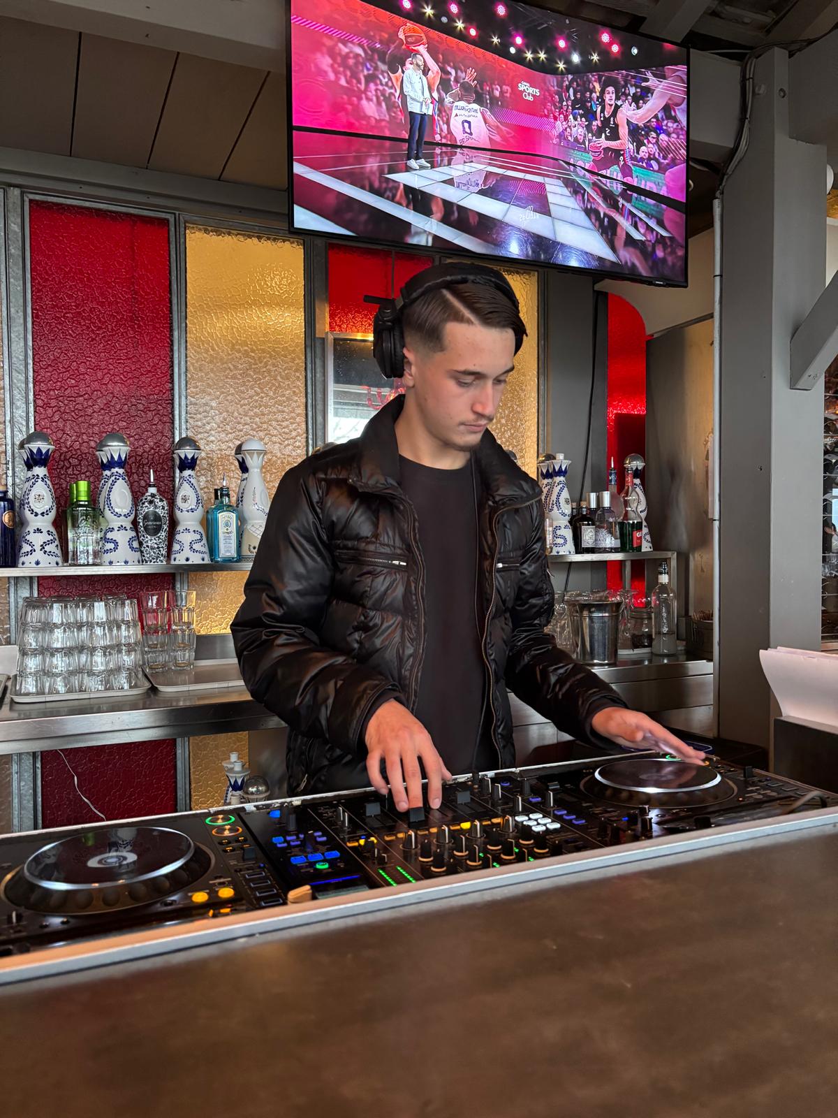 DJ Huko aux platines dans un bar